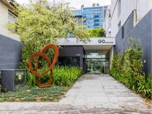 Una gran escultura naranja frente a un edificio. en GO Cidade Baixa by My Way, en Porto Alegre