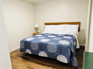 a bedroom with a blue and white comforter on a bed at Stay Lodge of Decatur in Decatur