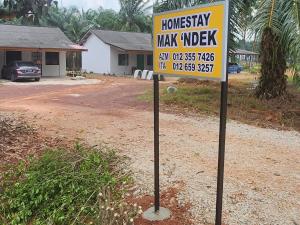 a sign in front of a house with aasyasyasymax index at Homestay Mak 'Ndek '6' in Tangkak