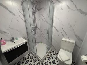 a bathroom with a shower and a toilet and a sink at East Halton Hotel in East Halton +18 photos