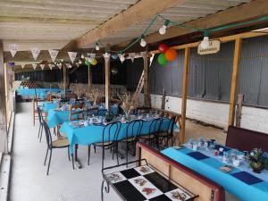 une chambre avec des tables et des chaises bleues et des ballons dans l'établissement Les gîtes de L'hermine, à Plouigneau 137 autres photos