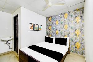 Postel nebo postele na pokoji v ubytování SPOT ON Nakshatra Lodge