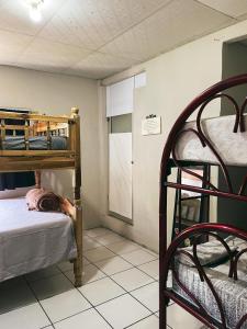 una habitación con dos literas y una silla en Swellhome, en La Libertad