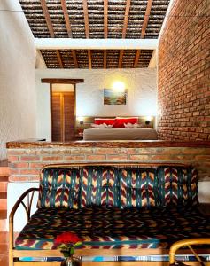a couch in a living room with a bed at Hosteria Cumilinche in Same