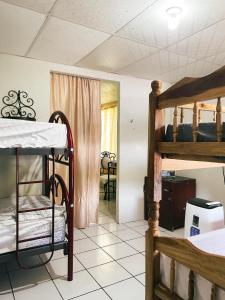 Habitación con 2 literas y sala de estar. en Swellhome, en La Libertad
