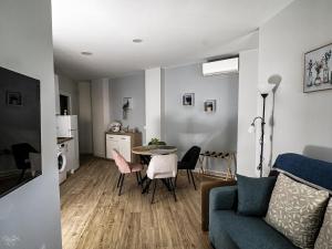 a living room with a couch and a table at Apartamento Fama in Cáceres
