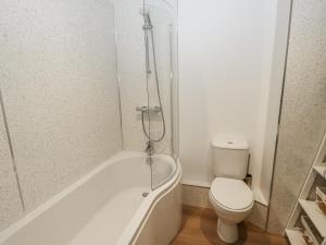 Ένα μπάνιο στο Canal View Apartment +31 φωτογραφίες