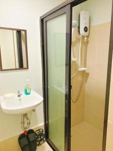 ein Badezimmer mit Dusche und Waschbecken in der Unterkunft Cozynest Condotel Baguio unit 2 in Baguio City