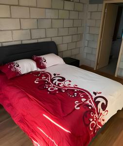グアダラハラにあるLovely condo right in the heart of downtown GDLのベッドの上に掛け布団