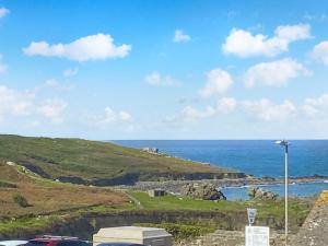 een uitzicht op de oceaan vanaf een weg bij Ocean Breezes in St Ives