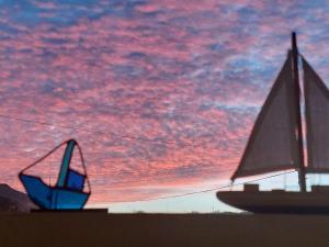 een zeilboot en een boot onder een bewolkte hemel bij Ocean Breezes in St Ives