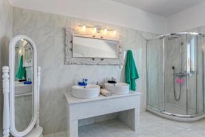 Bilik mandi di Elounda Senses Luxury villa with private pool +27 gambar