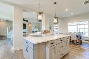 una cocina con una isla grande y un comedor en Private Boat Slip on Lake Anna 3,000-Sq-Ft Home!, en Mineral 37 fotos más