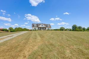 una gran casa en una colina con un gran campo en Private Boat Slip on Lake Anna 3,000-Sq-Ft Home!, en Mineral