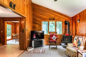 Posezení v ubytování Wooded Retreat on 5 Acres 6 Mi to Edinboro Lake!