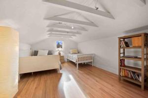 1 dormitorio con 2 camas y estante para libros en New! Cozy north Boulder guesthouse!, en Boulder