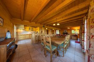 Un comedor con una gran mesa y sillas de madera. en Chalet Chocolat - Great view, en Nendaz