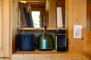 Un estante con una cafetera y otros artículos encima. en Chalet Chocolat - Great view, en Nendaz