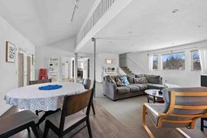 una sala de estar con una mesa y un sofá en New! Cozy north Boulder guesthouse!, en Boulder