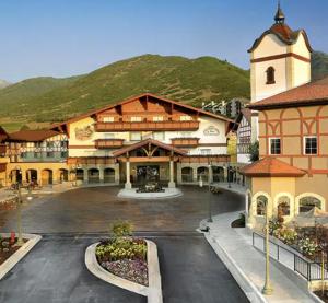 un grande edificio con una montagna sullo sfondo di Swiss-charmed Mountain Retreat New Listing a Midway