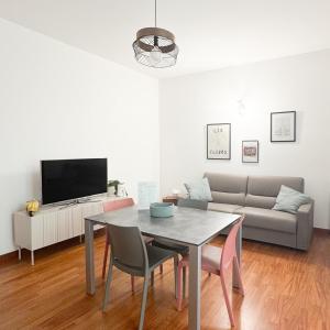 a living room with a table and a couch at Villoresi 6 - Moderno appartamento con giardino vicino Milano, Rho Fiera, Monza in Paderno Dugnano