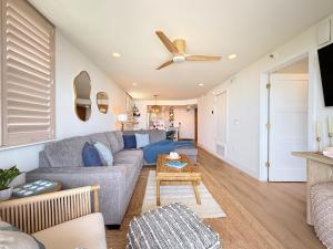 un salon avec un canapé et un ventilateur de plafond dans l'établissement Stylish Oceanfront Corner Condo - Steps to Beach & Flagler Ave Fun, à Chicken Island