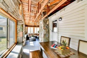 PrudenvilleにあるWalk to Houghton Lake Cabin with Fire Pit!の木製の天井とテーブルのあるリビングルーム