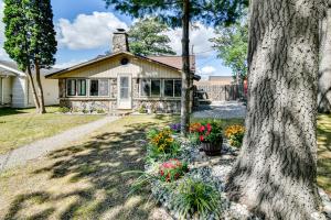 PrudenvilleにあるWalk to Houghton Lake Cabin with Fire Pit!の木前花家