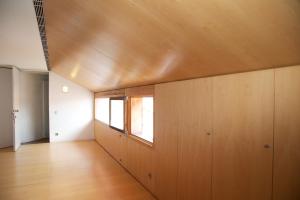 um quarto com uma parede de madeira e uma janela em António Bastos 57 em Santarém