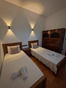 two beds in a small room with two at Villa Authentique avec Vue Panoramique à 3 km de Chefchaouen in Chefchaouen