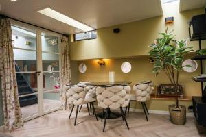 a dining room with a table and chairs at Houseboat Reussi in Amsterdam