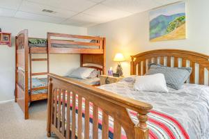 - une chambre avec des lits superposés et un lit bébé dans l'établissement 10 Mi to Show Low Pinetop-Lakeside Family Cabin!, à Pinetop-Lakeside