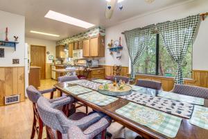 une cuisine et une salle à manger avec une table et des chaises dans l'établissement 10 Mi to Show Low Pinetop-Lakeside Family Cabin!, à Pinetop-Lakeside
