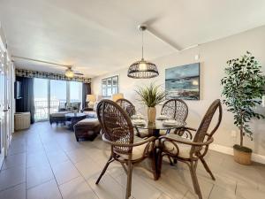 Posezení v ubytování Beachfront Oceanview Condo - Pool, BBQ & Steps to Flagler Ave