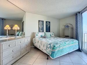 Postel nebo postele na pokoji v ubytování Oceanfront Condo at Oceania Beach Club - Pool, Balcony, Sleeps 4, Walk to Flagler Ave! + 28 fotografií