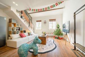 上海市にあるTonight Homestay West Nanjing Road Shanghai Maoming Buildingのリビングルーム(白いソファ、クリスマスツリー付)