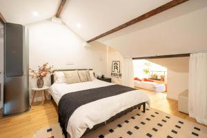 上海市にあるTonight Homestay West Nanjing Road Shanghai Maoming Buildingの部屋の中に大きなベッドがある寝室 +223枚の写真