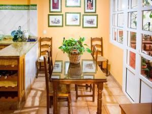 ein Esszimmer mit einem Tisch und einer Pflanze darauf in der Unterkunft Seville Escape with Terrace in Sevilla + 20 Fotos