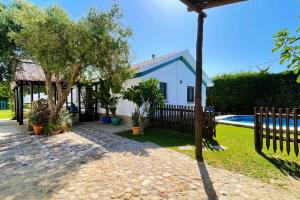 a villa with a pool and a fence at Alojamiento Turístico Nacarum in El Palmar