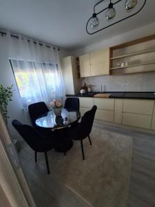 a kitchen with a table and chairs in a room at Diana in Hemeius