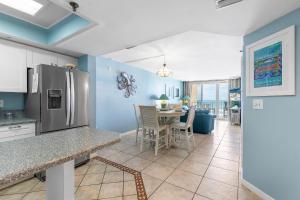 Kuchyň nebo kuchyňský kout v ubytování Beachfront Condo - Pool, BBQ and Steps from Flagler Ave