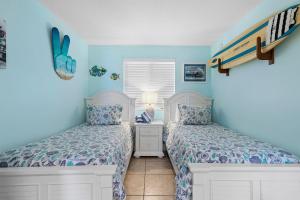 Postel nebo postele na pokoji v ubytování Beachfront Condo - Pool, BBQ and Steps from Flagler Ave + 23 fotografií