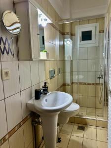 Bilik mandi di Το σπίτι με θέα τα Τρίκαλα! +16 gambar