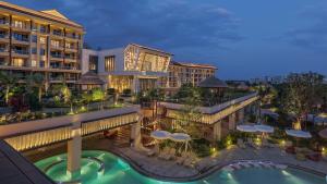 eine Luftaufnahme eines Resorts mit Swimmingpool in der Unterkunft Holiday Inn Resort Qionghai Guantang by IHG in Qionghai