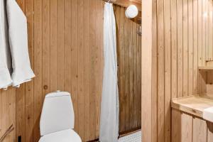 约灵LN1889-Hjorring-Soslangevej-31的带厕所和淋浴的木制浴室 更多14张照片