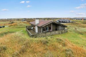 约灵LN1889-Hjorring-Soslangevej-31的田间中的小房子