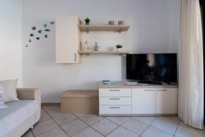 Μια τηλεόραση ή/και κέντρο ψυχαγωγίας στο Emmita's Home - Relax among Red Rocks and Pool +31 φωτογραφίες
