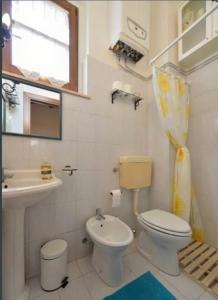 Bilik mandi di Il Grottino, Tuscan Village Apartment +11 gambar