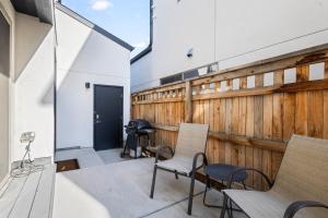 una stanza con sedie e una parete di legno di Modern Townhome For Long Stays Near Sloans Lake a Denver