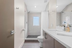 un bagno bianco con doccia e WC di Modern Townhome For Long Stays Near Sloans Lake a Denver Altre 37 foto